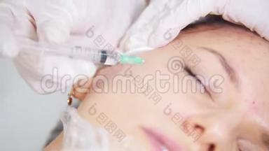 美容师做美容手术治疗面部，在美容过程中在客户`脸颊注射